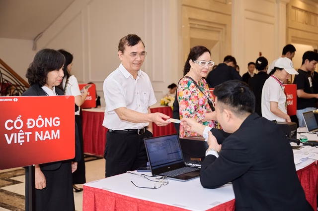 Các cổ đông tham dự ĐHĐCĐ 2026 của Techcombank, cùng thảo luận về định hướng vươn tầm quốc tế.