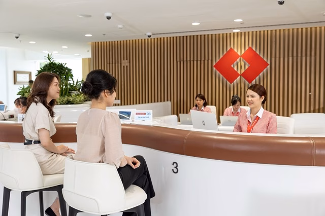 Mô hình dịch vụ tại quầy kết hợp số hóa giúp Techcombank tối ưu hóa hành trình khách hàng.