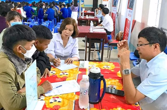 Công tác tư vấn việc làm và đào tạo nghề cho thanh niên là giải pháp cấp thiết hiện nay. Ảnh: M.T