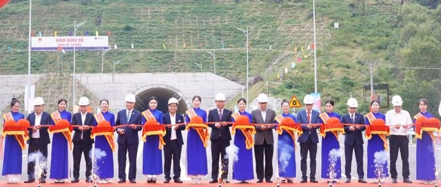 Khoảnh khắc cắt băng khánh thành, chính thức đưa cao tốc Quảng Ngãi - Hoài Nhơn vào vận hành