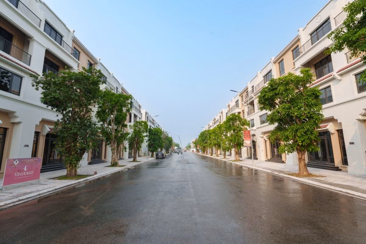 Vị trí mặt tiền rộng mở trên đại lộ giúp tăng khả năng nhận diện thương hiệu và thu hút khách hàng tự nhiên.