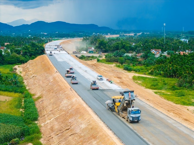 Các nhà thầu đang tập trung tối đa nguồn lực để đẩy nhanh tiến độ thi công Dự án cao tốc Quảng Ngãi - Hoài Nhơn.