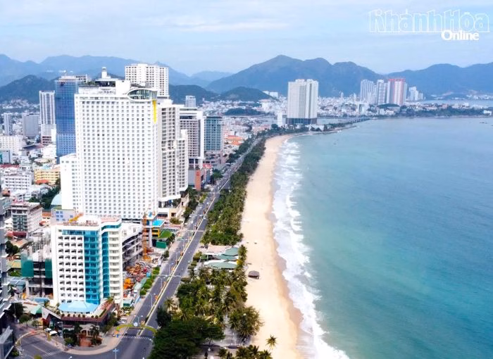 Bãi biển Nha Trang - Biểu tượng đô thị du lịch của Khánh Hòa.