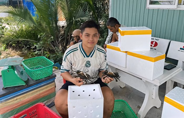 Anh Ngô Văn Kiệt chọn cách khởi nghiệp tại quê nhà bằng nghề thu mua hải sản. Ảnh: BẢO TRÂN