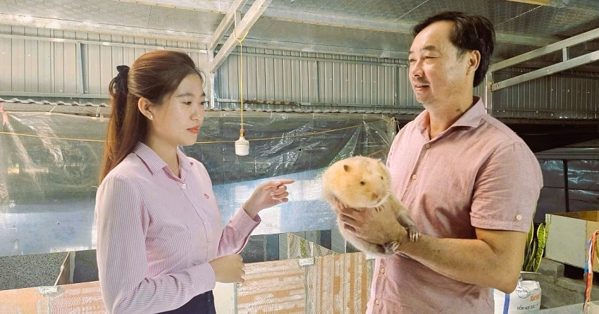 Anh Đặng Bá Nghĩa (phải) cùng mô hình nuôi dúi hiệu quả, góp phần thay đổi tư duy sản xuất tại địa phương.
