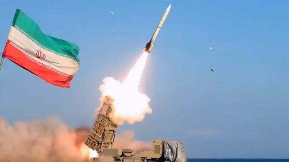 Sự hiện diện quân sự dày đặc của Iran tại eo biển Hormuz làm gia tăng rủi ro cho các tàu thương mại.